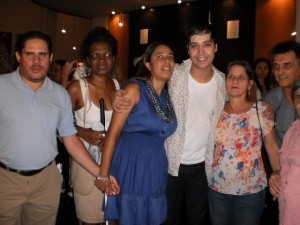 Foto tirada no sagu&atilde;o do Teatro das Artes. Da esquerda para a direita, Sandro, Val&eacute;ria, Jucilene, Arlindo Lopes, Aparecida e Jos&eacute;. Arlindo est&aacute; com os bra&ccedil;os em torno dos ombros de Jucilene e Aparecida.