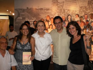 Na foto, da esquerda para direita, Paulo Romeu, Suely da Revista Reação com o livro na mão, Lívia, Maurício Santana da Iguale e Bell Machado do Ponto de Cultura segurando uma taça de prosecco.