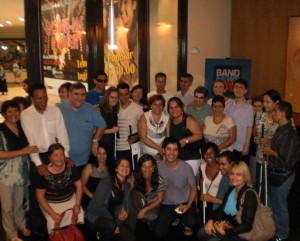 Foto tirada no Teatro das Artes após a exibição de Ensina-me a Viver. Da esquerda para direita em pé: Jumara, Sidney, Laércio, Marcela e Felipe, Ana Luiza e Marina, Luiz e o grupo de Taubaté. Abaixados na frente: esposa do Sidney, Anésia, Lara e Fernanda, Arlindo Lopes e pessoas de Taubaté.