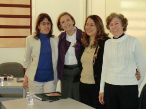 Da esquerda para a direita, Cristiana Cerchiari, professoras Lívia Motta, Vera Lúcia Marinelli e Nely Garcia, logo após defesa em sala na FEUSP.