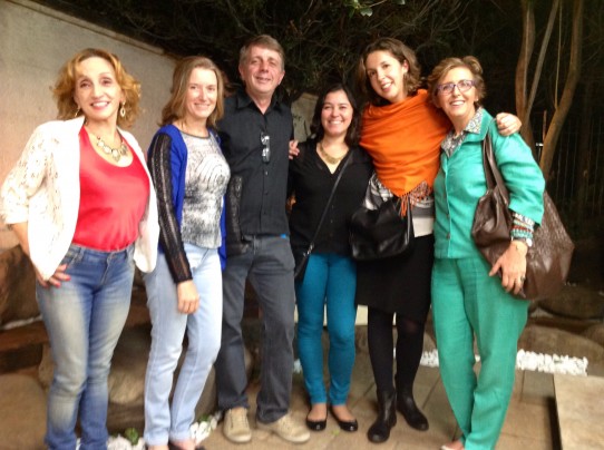Fotografia colorida do grupo de audiodescritores da VER COM PALAVRAS no jardim da casa onde foi realizado o jantar às escuras. Da esquerda para a direita: Rosângela, Marina, Wagner, Andréia, Aline e Lívia, todos sorridentes.