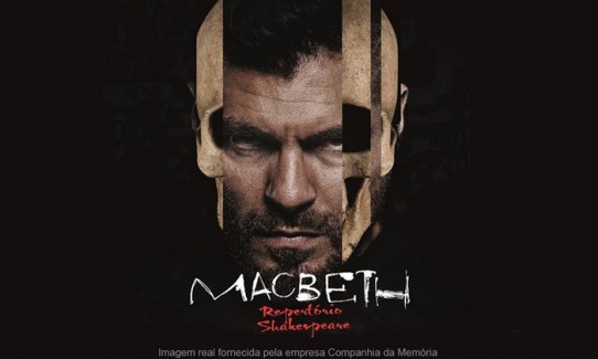 Descrição: o eflyer com fundo preto é ilustrado por uma montagem fotográfica que mostra o rosto de Macbeth, interpretado por Thiago Lacerda, com a sobreposição de 3 tiras verticais de foto de esqueleto de crânio, uma na lateral esquerda e duas na lateral direita do rosto do personagem. Macbeth, de cabelos castanhos escuros penteados para trás, olhos verdes e barba cerrada, está com o rosto contraído, a testa franzida, olhando fixamente para frente. O título: MACBETH, escrito com letras brancas ligeiramente borradas, e o subtítulo: Repertório Shakespeare, escrito com letras vermelhas, estão abaixo da foto. 