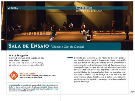 O e-flyer é ilustrado pela fotografia colorida de uma grande sala, a meia luz, com cadeiras e bancos distribuidos no centro e laterais. Alguns bailarinos estão sentados e outros em pé. Abaixo da foto, sobre faixa azul, o título: SALA DE ENSAIO, escrito com letras brancas e, logo abaixo, a data e horário do espetáculo, ficha técnica e sinopse, e o símbolo da acessibilidade comunicacional.