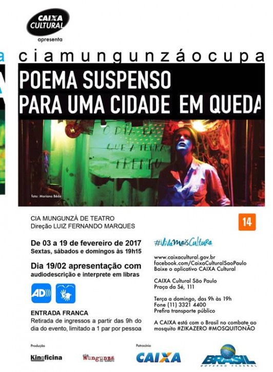 O e-flyer retangular na horizontal é ilustrado por fotografia colorida da cineasta, uma jovem de pele clara e olhos verdes com a cabeça inclinada para trás, com o rosto iluminado por um foco de luz azulada. Usa camisa de mangas arregaçadas tingida de rosa pela luz. Atrás dela, uma cortina verde com um cartaz onde se lê: o dia em que a terra tremeu. No alto, um varal com uma calcinha pendurada e lâmpadas acesas. Na parte superior da foto, uma faixa preta com o título em letras brancas: POEMA SUSPENSO PARA UMA CIDADE EM QUEDA. No rodapé, sobre fundo branco, as informações sobre datas e local da apresentação e as logomarcas dos patrocinadores: Caixa e Governo Federal;  e produtores: Kinoficina e Cia Mungunzá.