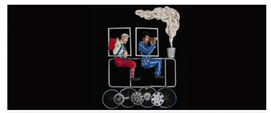 Fotografia colorida com fundo preto dos personagens Mr. Fog e Passepartur sentados um atrás do outro, dentro do contorno de um trem feito de canos de ferro. Mr. Fog, um homem negro, sentado à frente, olha boquiaberto por uma luneta. Usa terno azul com listras brancas e uma cartola na cabeça. Passepartur um homem de pele clara, logo atrás, acena sorridente. Ele usa boina cinza, camisa branca, colete azul, calça curta vermelha e meias coloridas. Quatro rodas de bicicleta e três calotas de carro formam as rodas do trem, um balde forma a chaminé na frente, e um grande tecido branco a fumaça. 