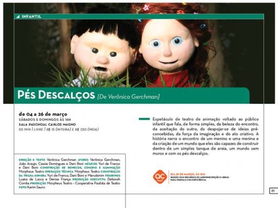 O e-flyer é ilustrado por foto colorida de dois bonecos: um menino de cabelos pretos com franja e uma menina com cabelos ruivos longos e cacheados, enfeitados com florzinhas coloridas. Na frente deles, mato bem verdinho. O menino Rodolfo tem a pele clara, os olhos pretos e redondos, nariz de bolinha e está com a boca entreaberta. Usa camisa branca. A menina Florência tem a pele clara, grandes olhos azuis, nariz arrebitado e está sorrindo. Ela usa uma blusa vermelha. Abaixo da foto, uma faixa verde com o título PÉS DESCALÇOS e o nome da diretora e autora (Verônica Gerchman) escritos em branco.