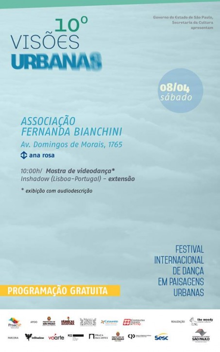 O eflyer com fundo azul claro, títulos e informações escritas com letras azul mais escuro, tem uma barra superior verde, uma inferior amarela onde está a frase: Programação gratuita, e um círculo azul no lado direito com a data.