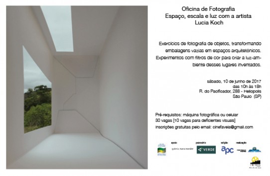 O convite com fundo branco, escrito com letras pretas, é ilustrado no lado esquerdo pela fotografia de um painel medindo 1000 x 3000 cm, de Lucia Koch, montado na frente de uma fábrica em ruínas. A obra intitulada New Development, da série Fundos, reproduz com caixas vazias um espaço de paredes brancas com uma ampla janela por onde é possível ver uma área de vegetação, e um vão no teto com vista para o céu nublado. No rodapé à direita, as logomarcas dos patrocinadores, apoiadores e realizadores.