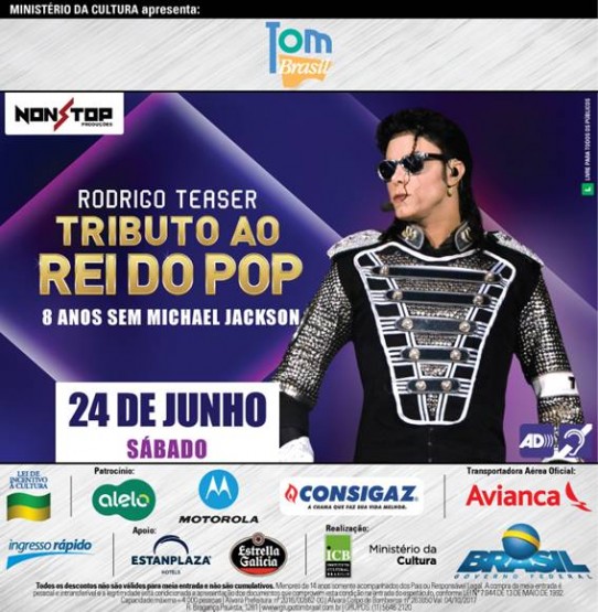 O e-flyer, com fundo roxo, é ilustrado no lado direito pela fotografia colorida, em plano médio, de Rodrigo Teaser como Michael Jackson, um homem negro, alto, com os cabelos longos presos em um rabo desmanchado, nariz arrebitado e afilado, usando óculos escuros. Ele veste jaqueta preta com tachas nas mangas e corpo, e faixas horizontais com botões na frente. No canto superior esquerdo, o título Rodrigo Teaser em Tributo ao Rei do Pop e a frase: 8 anos sem Michael Jackson, escritos com letras brancas e douradas. Logo abaixo, sobre faixa branca, a data: 24 de junho, sábado, escrita com letras roxas. No rodapé, as logomarcas dos patrocinadores, apoiadores e realizadores, sobre faixa branca.